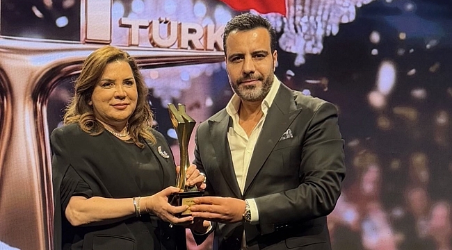 İş Dünyasının Başarılı İsmi Bingöl Arafat, Arzu Erdem’e Ödül Takdim Etti