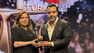  İş Dünyasının Başarılı İsmi Bingöl Arafat, Arzu Erdem’e Ödül Takdim Etti